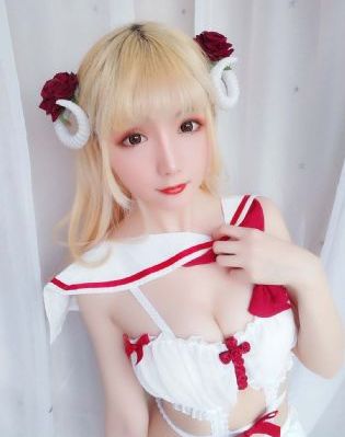 欧美明星大衣短裙街拍_高清无删减在线观看